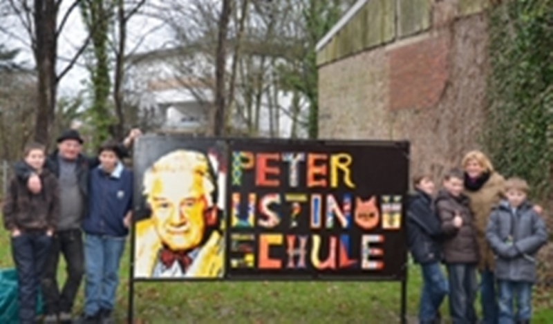 Totempfahl und neues Schild für die Peter Ustinov Schule