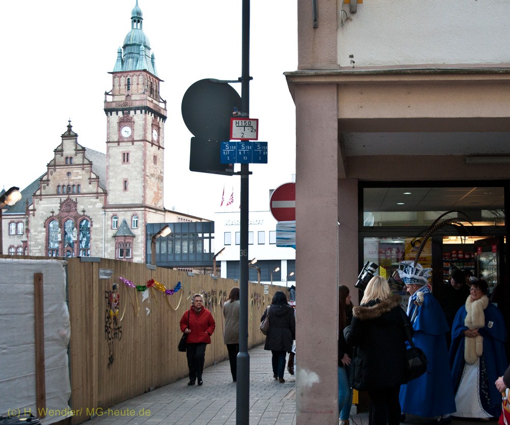 Mönchengladbacher Prinzenpaar auf der Baustelle am Rheydter Marktplatz