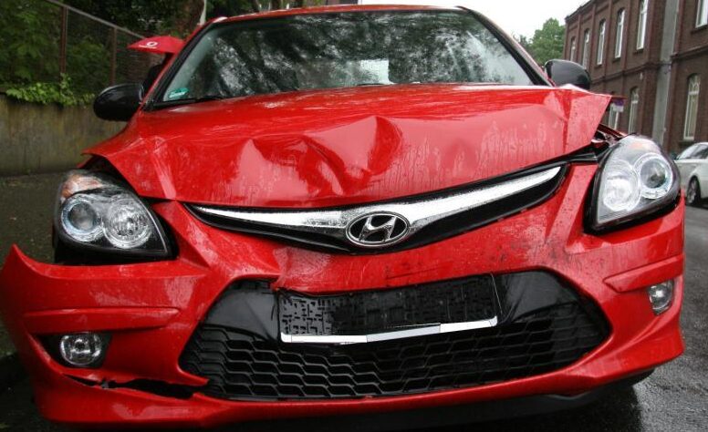 Unfallflucht nach Kollision mit geparktem Auto vs. Fast 60 Prozent der Menschen mit Führerschein sind gegen den Vorschlag, bei einem Unfall ohne Verletzte Fahrerflucht als Ordnungswidrigkeit einzustufen.