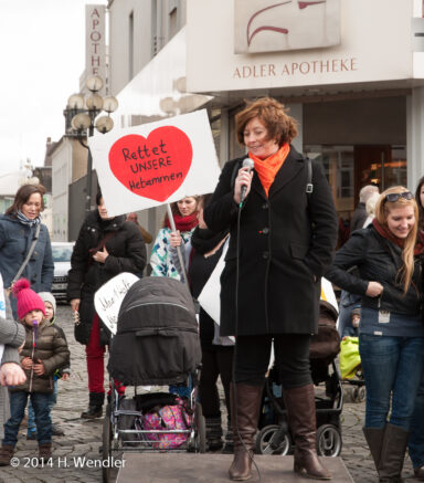 Eltern gehen für die Hebammen auf die Straße – Demonstration auf dem Alten Markt