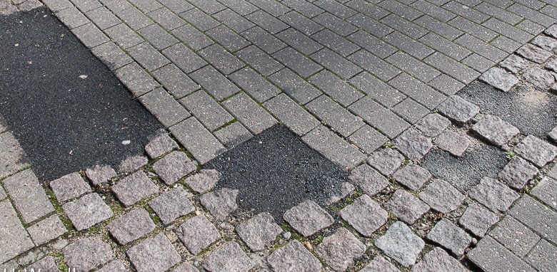 Auf dem Konstantinplatz werden Pflasterschäden beseitigt