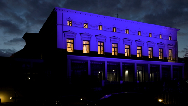 Haus Erholung wurde blau angestrahlt