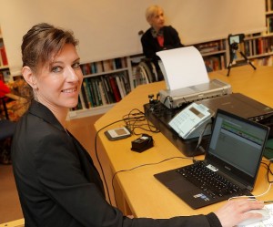 Scanner, Drucker, Laptop, Kamera, Signaturpad – so ausgestattet kann Michaela Helus vom Fachbereich Bürgerservice ihren Kunden auch im Altenheim Eicken zum neuen Personalausweis verhelfen. 