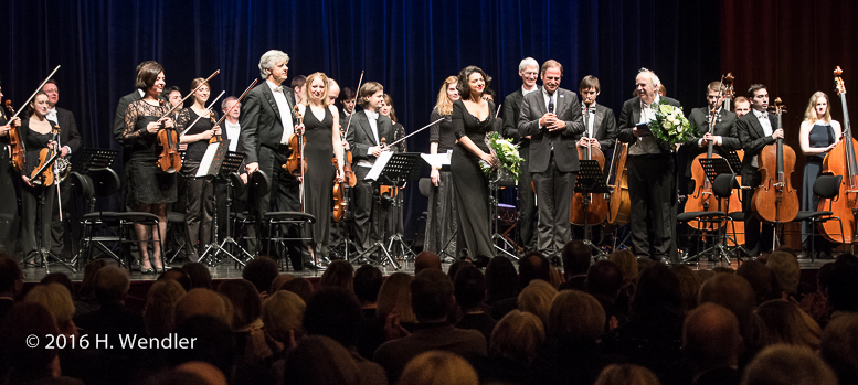 Amadé, das Kammerorchester und die Klaviervirtuosin Khatia Buniatishvili spielten gemeinsam in der Kaiser-Friedrich-Halle