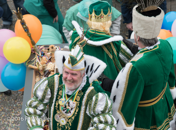 „Karneval für alle“: Blindenreporter der Borussia beschreiben Veilchendienstagszug