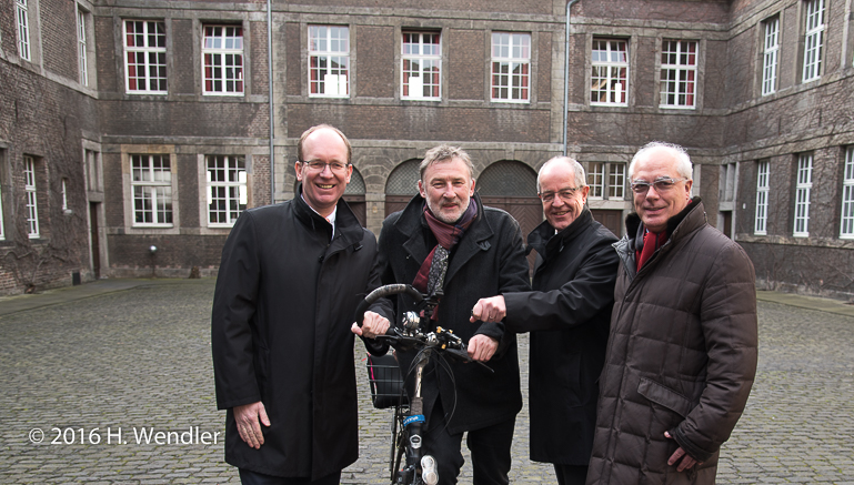 ADFC-Crowdfunding Projekt „Fahrradroute“ finanziert: Scheckübergabe an Oberbürgermeister Hans Wilhelm Reiners
