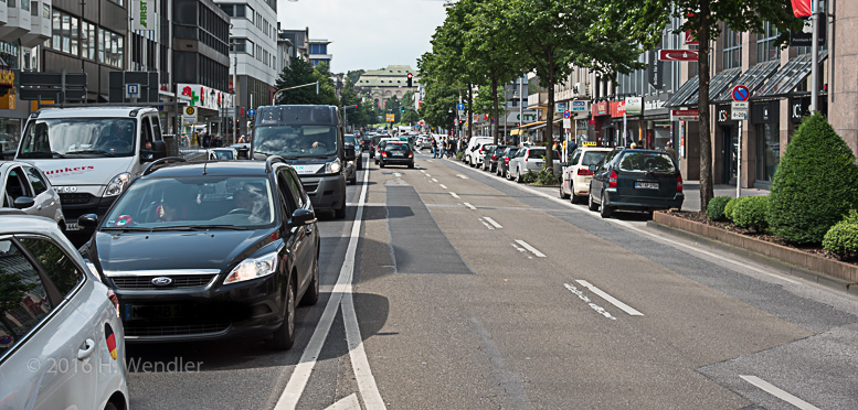 FDP-Prüfauftrag erhält breite Mehrheit: Bäume fällen, Verkehrsschilder verlagern, Werbebanner verlegen