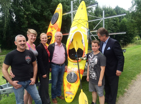 Zwei Kajaks und einen Trailer für die Jugendarbeit – Lions Club kennt Bedürfnisse der Kinder