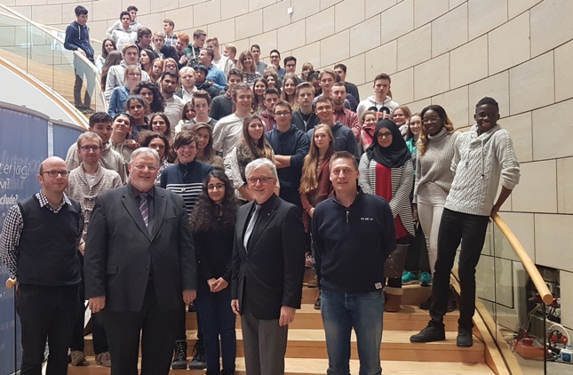 SoWi Kurs des Hugo-Junkers Gymnasiums besucht den Landtag