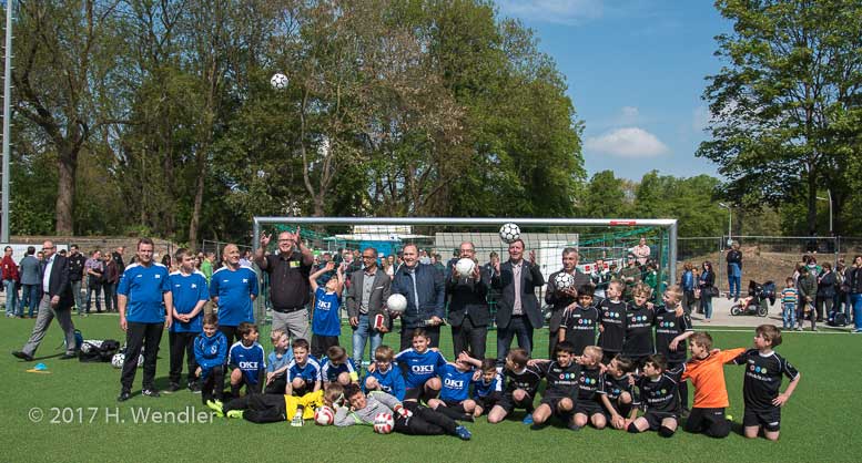 Neues Kunststoffrasenspielfeld der Sportanlage Radrennbahn ist freigegeben