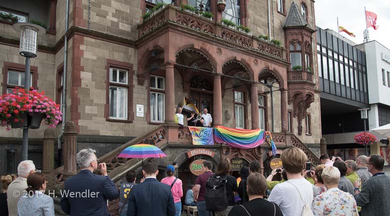 In Mönchengladbach wird dieser Tag gefeiert – CSD-Anhänger genießen parlamentarische Entscheidung