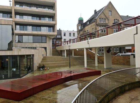 Johannes-Cladders-Platz vor dem Museum Abteiberg