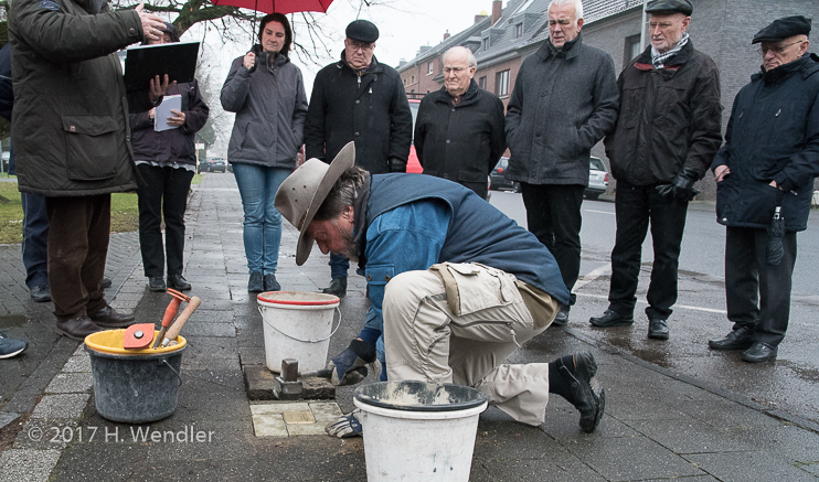 Stolpersteinen zum Glanz verhelfen
