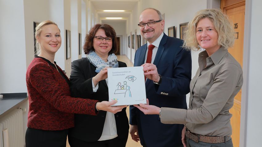 Jugendamt stellt Sozialraumordner für alle Lehrkräfte an Grundschulen fertig