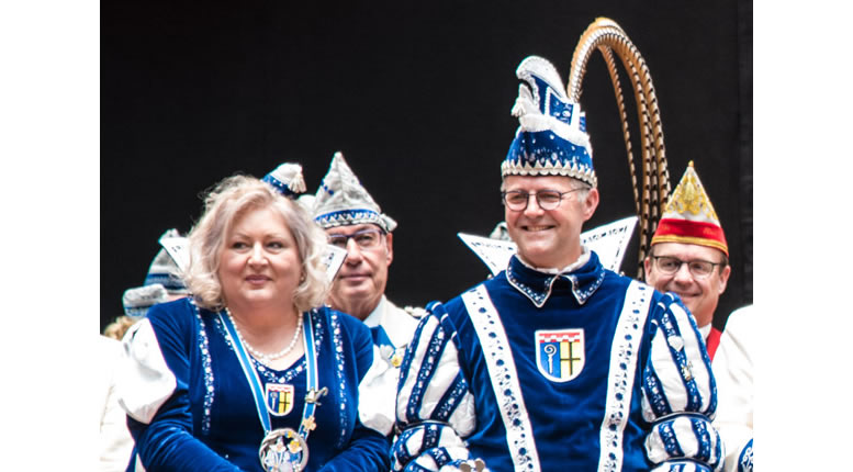 Jeck mit dem Prinzenpaar – Prinz Dirk und Prinzessin Niersia Martina in der Mönchengladbacher StadtsparkasseAktualisierung: zwei weitere Videos