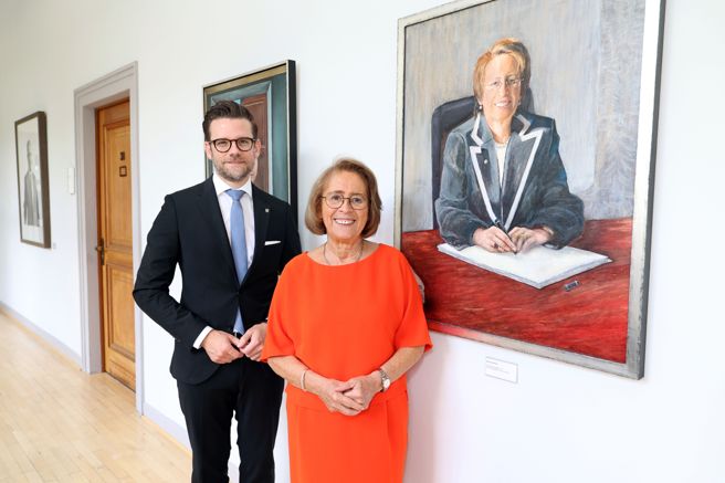 Felix Heinrichs und Monika Bartsch vor dem OB-Porträt im Rathaus Abtei.