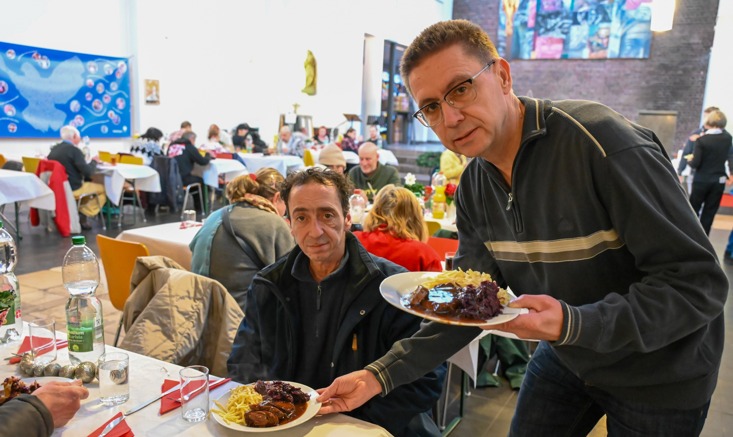 Wohnungslose Menschen feierten Weihnachten in der Caritaskirche