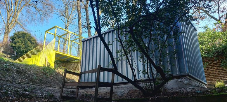 Begehbare Kunst und ein Container zum Lagern