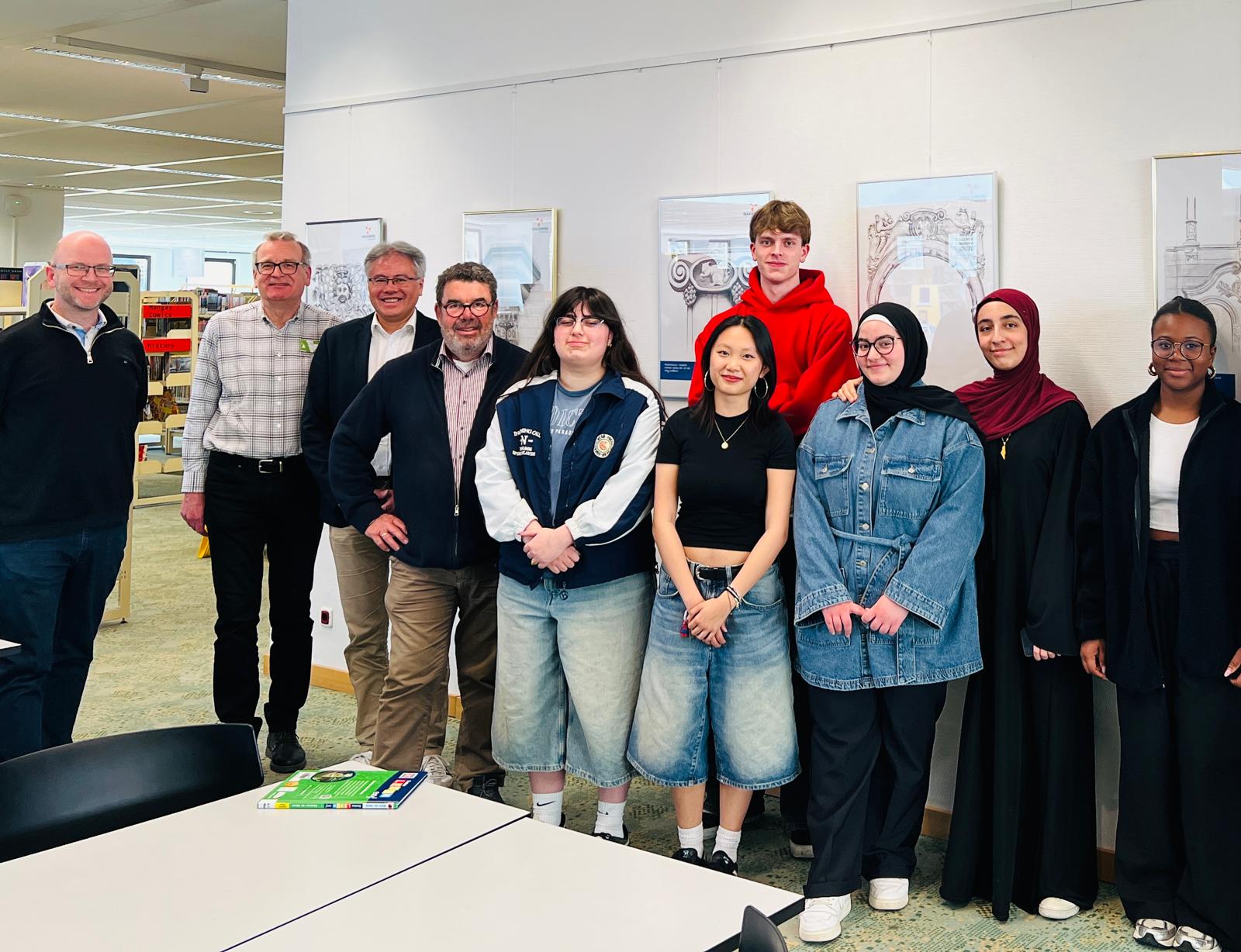 Schüler des Hugo-Junkers-Gymnasiums präsentieren die Ausstellung „Architekturelemente Rheydt“