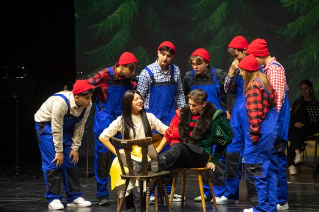 ‚Musikalisches Märchentheater‘ des Hugo-Junkers-Gymnasiums: Schneewittchen und ihre Schwester