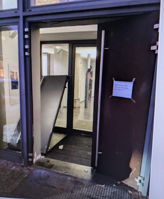 Auto fährt in Kirchentür