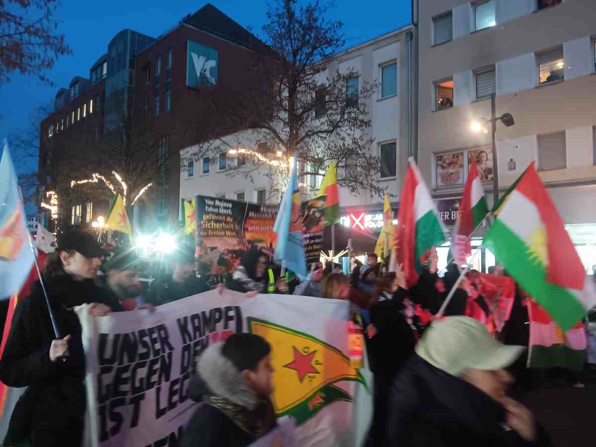 Friedliche Demonstration der Kurden in Mönchengladbach (mit Korrektur der Teilnehmerzahl)