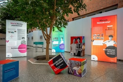 Ausstellung „Demokratie stärken – Rechtsextremismus bekämpfen“ und Vortrag „Wie ,rechts‘ ist die Mitte?“